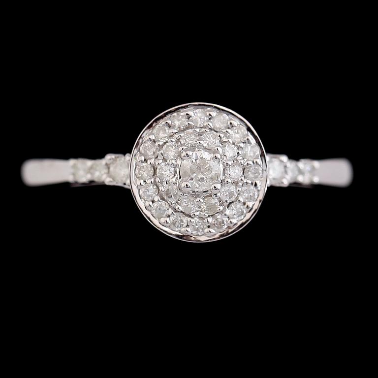 RING, 14K vitguld, briljantslipade diamanter tot ca 0.28 ct. Vikt ca 3 g.