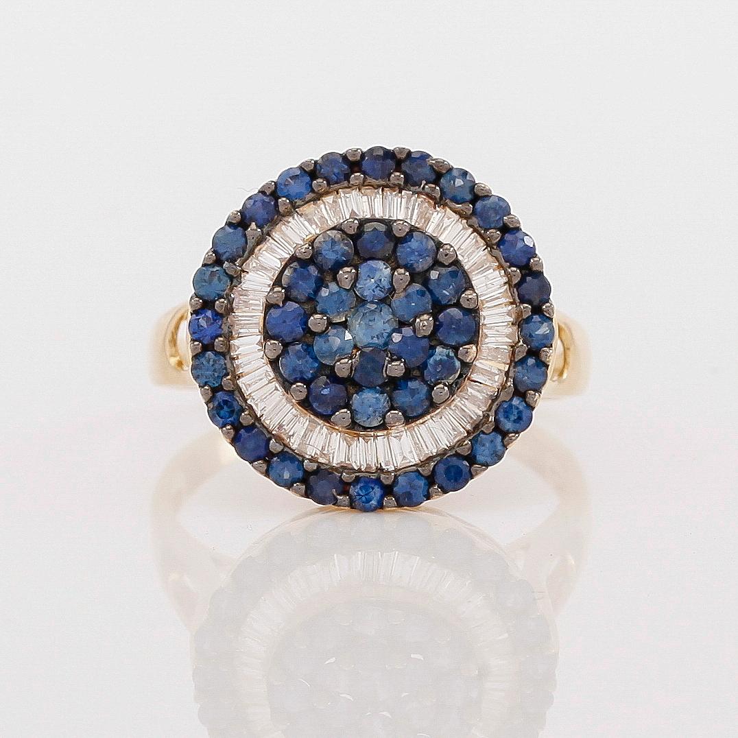 RING, 18K guld, diamanter tot ca 0.31 ct. och safirer tot ca 1.26 ct.