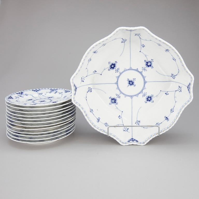 SKÅL samt TALLRIKAR, 12 st, porslin "Musselmalet" Royal Copenhagen, 1900-talets mitt.