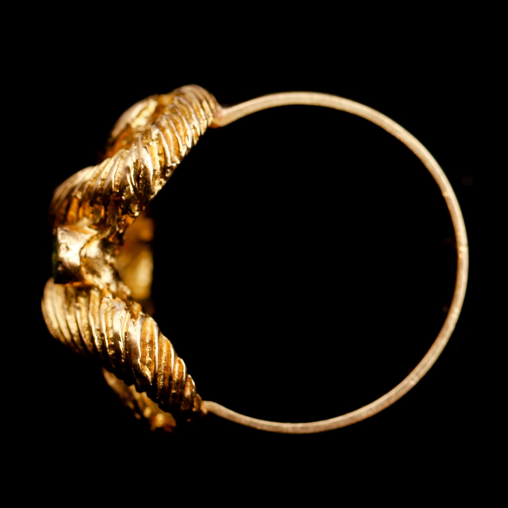 RING, 18 k guld, med ljusgrön sten. Total vikt 7 g.