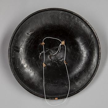 HJÄLM, "Jinghasa", lackat trä. Japan 1800-talets början.