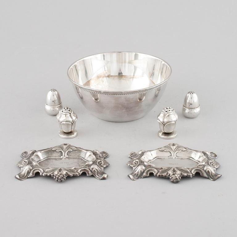 A collection of silver, 7 pcs, i.a needle dishes, 19th-20th century. Weight 335 g.