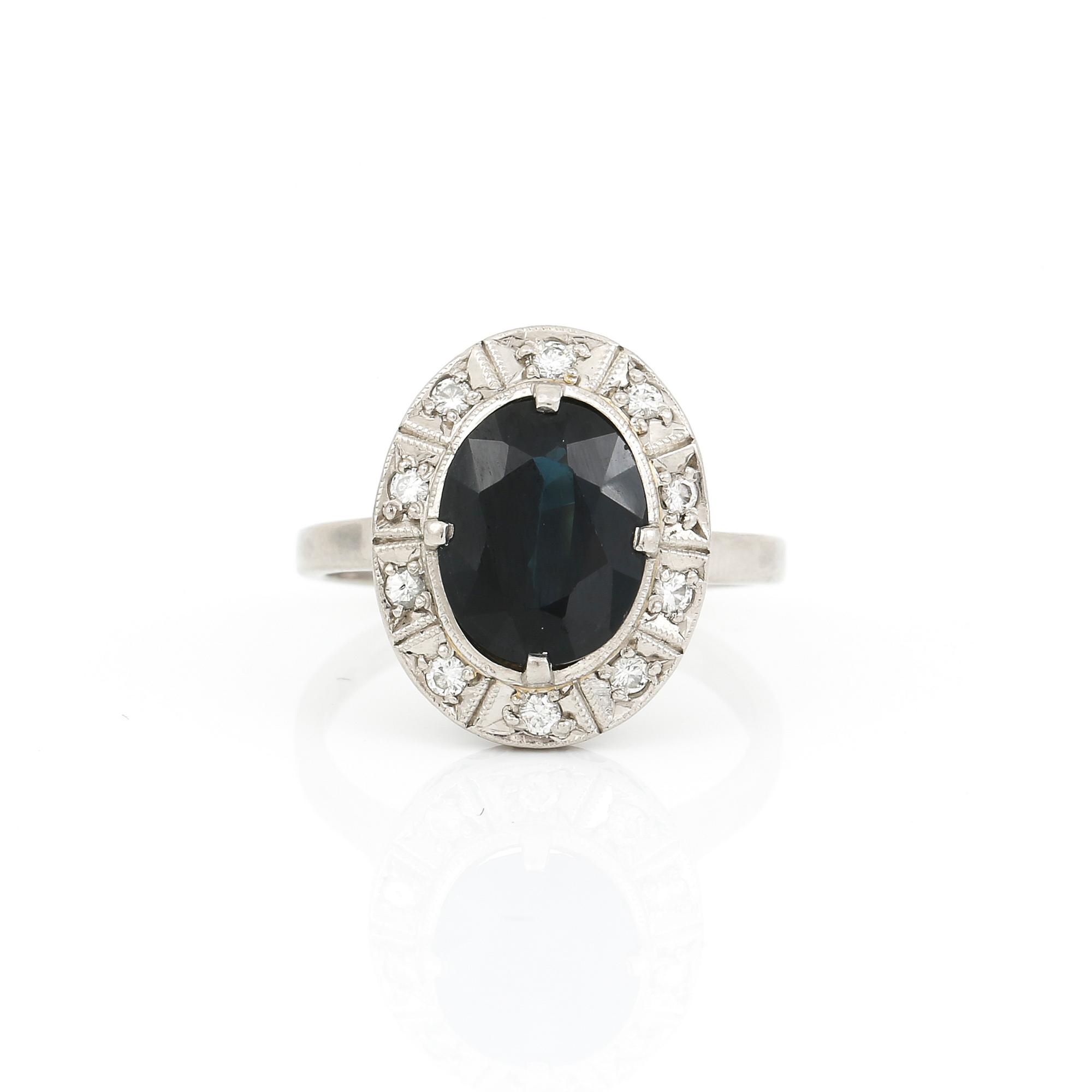 RING, platina med ovalslipad safir tot ca 2,81 ct och små diamanter tot ca 0,10 ct. Vikt ca 6,32 g.
