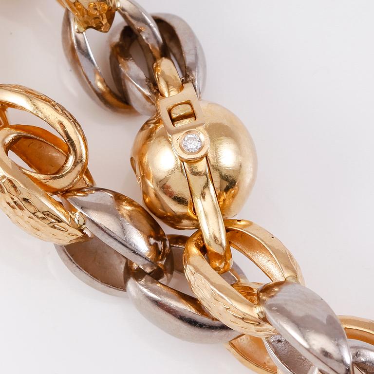 ARMBAND, 18K guld/vitguld samt mindre diamant, Per Borup. Total vikt ca 25 g.