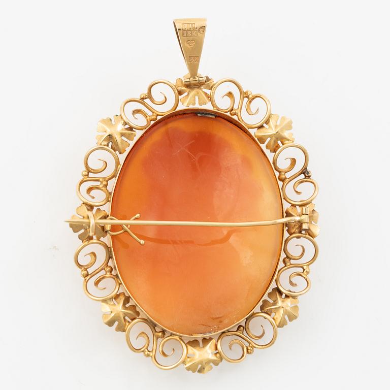 Pendant/brooch in 18K gold with a shell cameo.