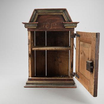 HÄNGSKÅP, allmoge, bär datering 1812.