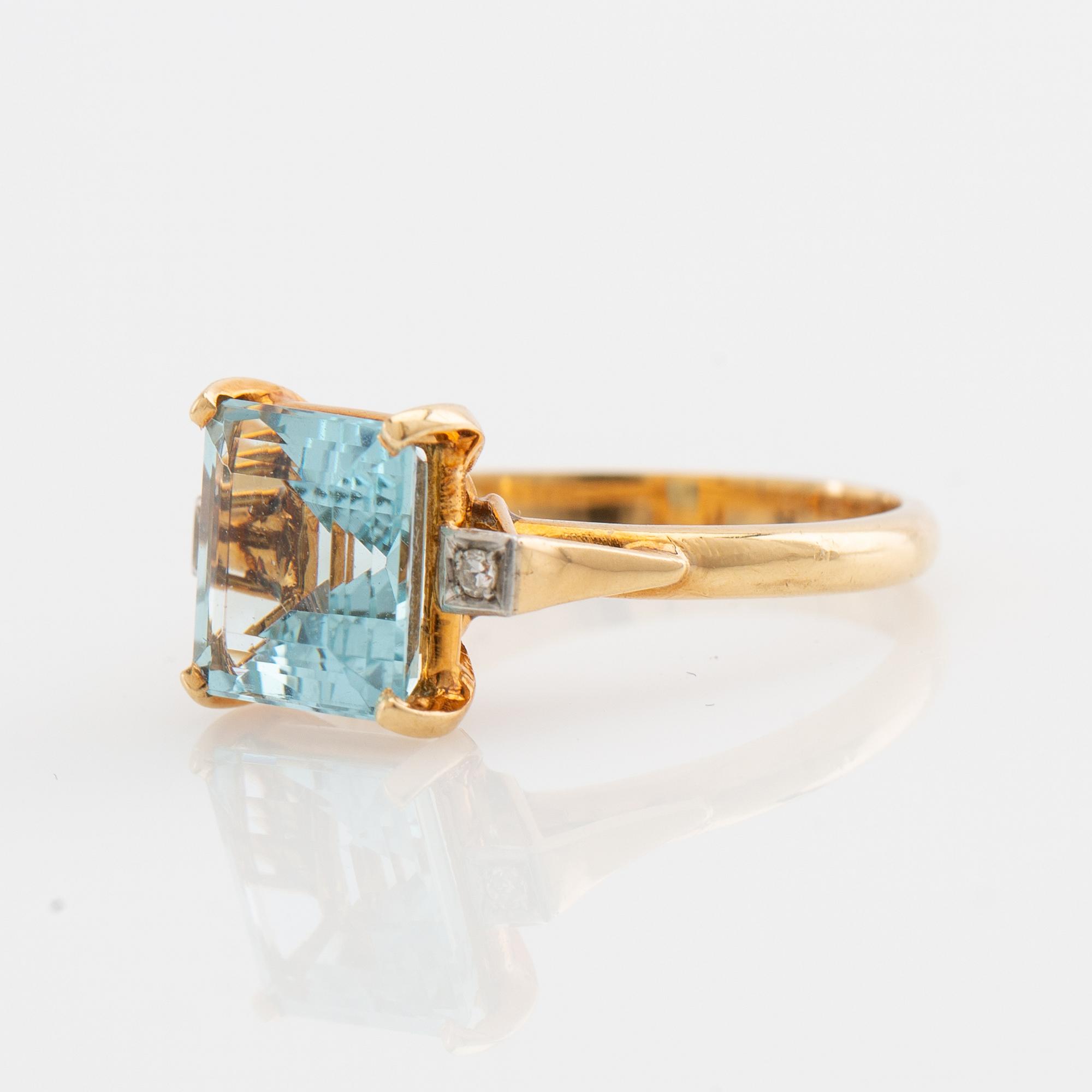 Ring, 18K gold with aquamarines and diamonds.