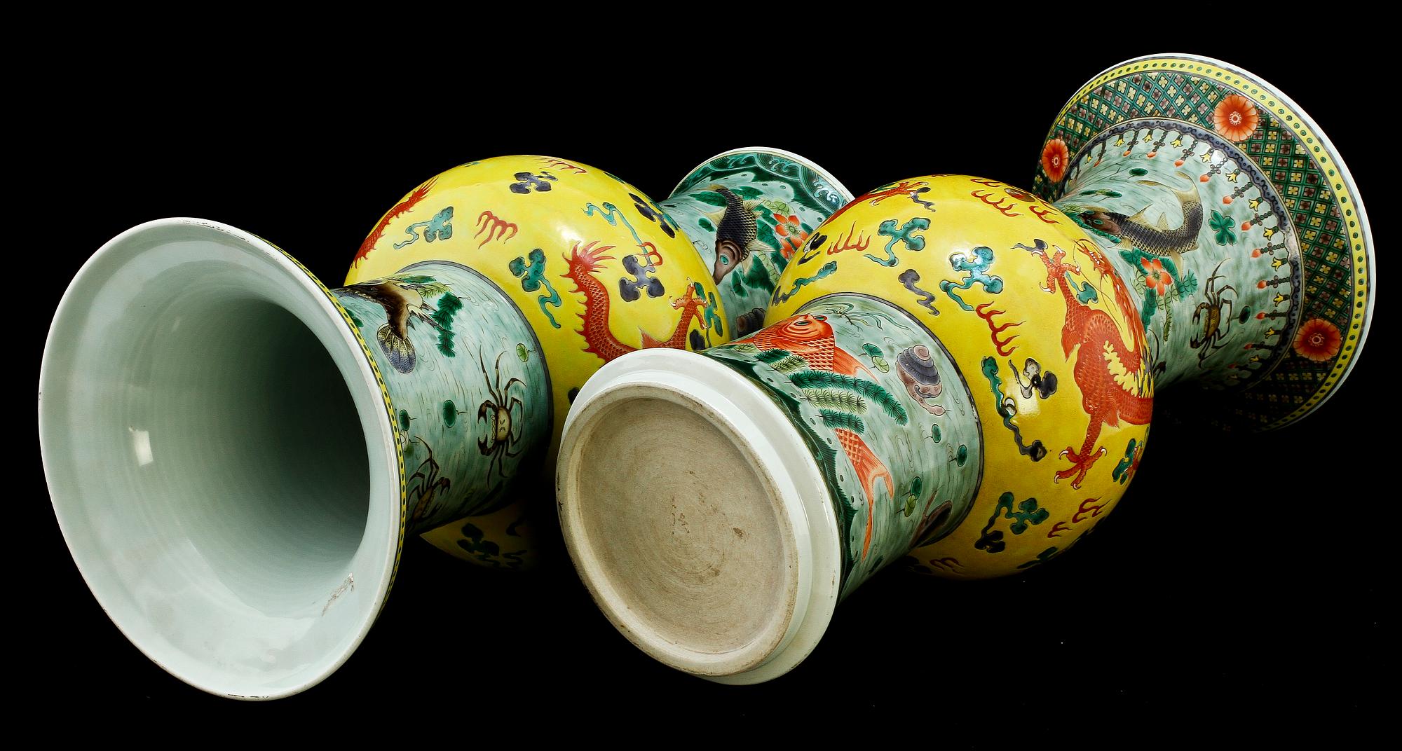 VASER, ett par, porslin, Kina, 1900-tal.