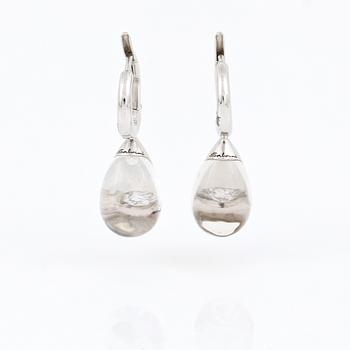 ÖRHÄNGEN, Salvini, Italy, 18K vitguld med en droppformad quartz framför en diamant ca 0.02ct.