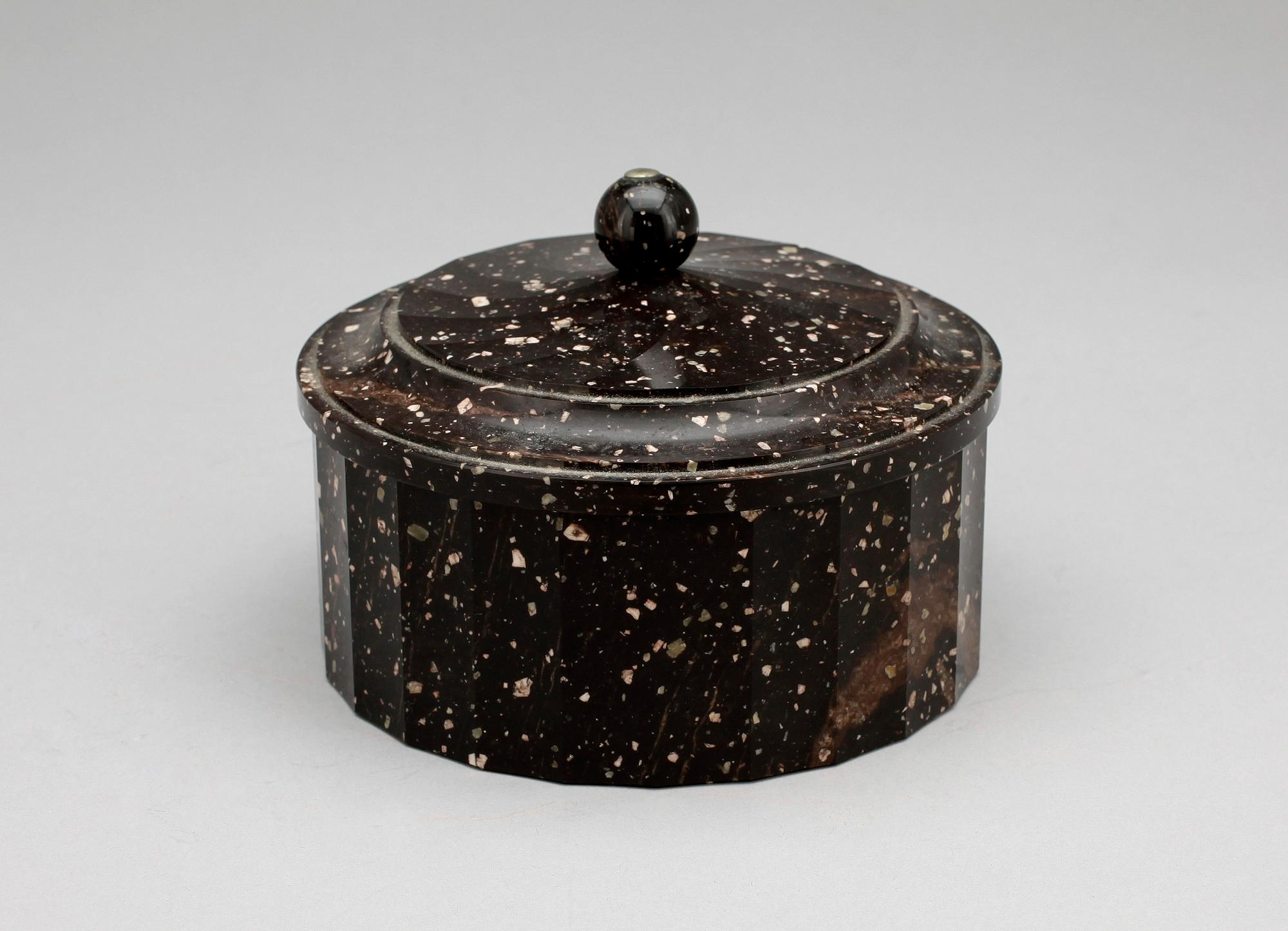 SMÖRASK, porfyr, Älvdalen, empire, 1800-talets första hälft.