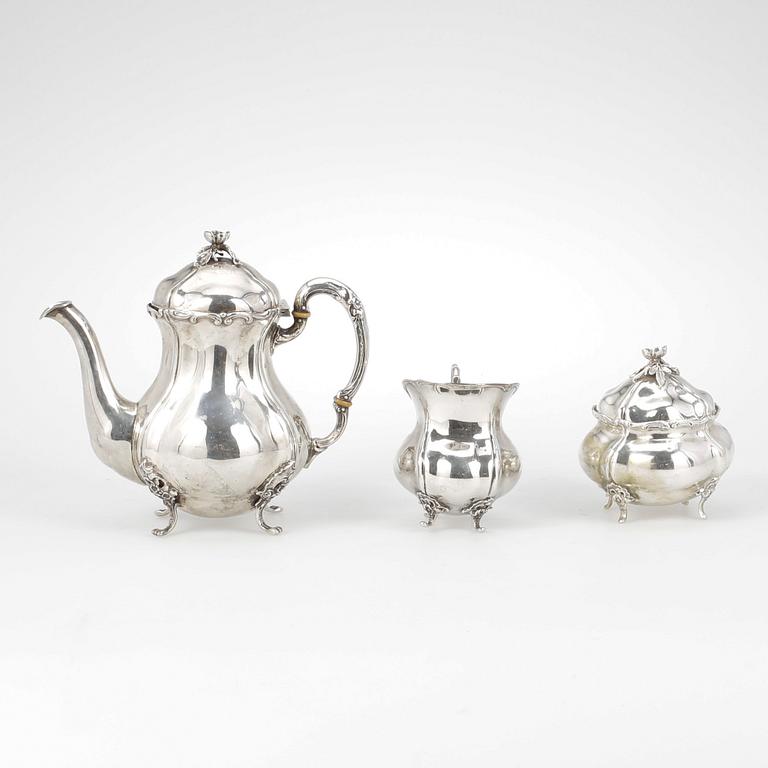 SERVIS, 3 delar, silver, nyrokoko, 1900-talets första hälft. Vikt ca 1169 gram.