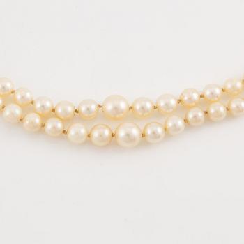 Pärlcollier, tvåradigt med doserade odlade pärlor, lås 18K guld med cabochonslipad grön turmalin och pärlor.
