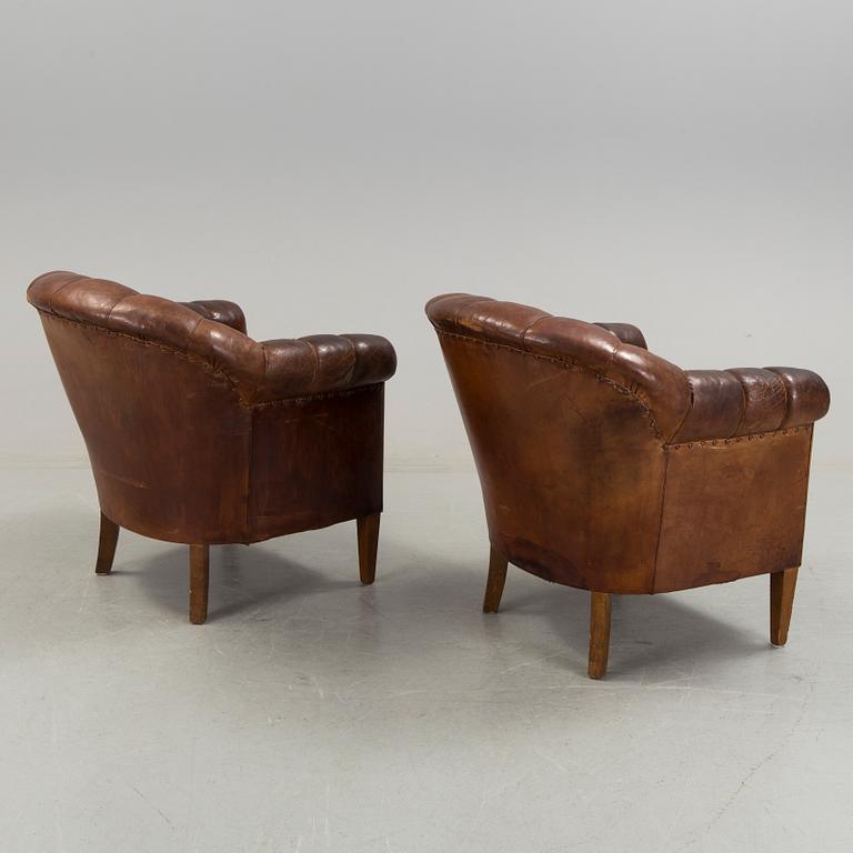 CLUBFÅTÖLJER, ett par, 1900-talets början.