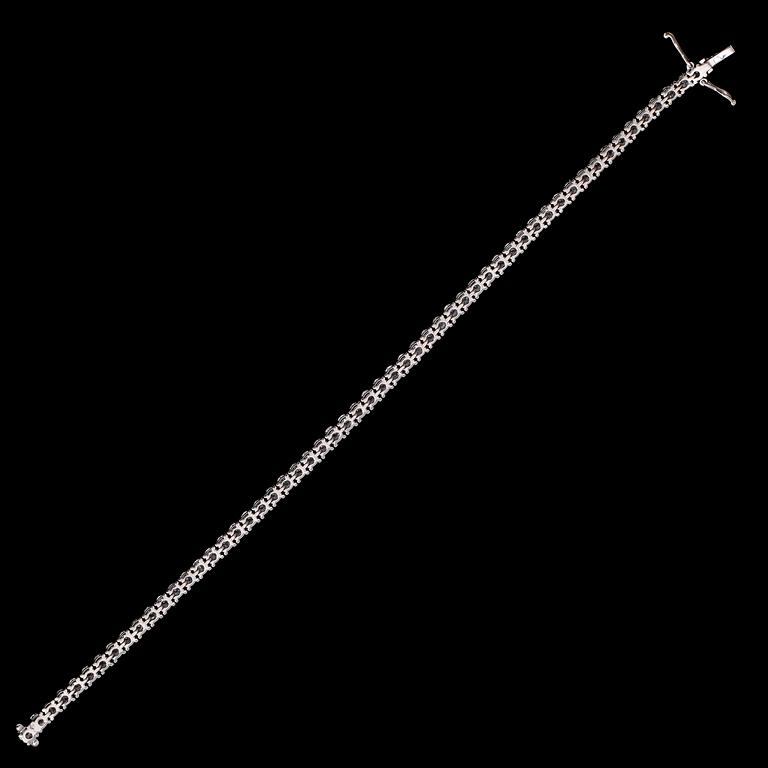 ARMBAND, 18 k vitguld, Rivière, 56 briljantslipade diamanter totalt 5.27 ct.
