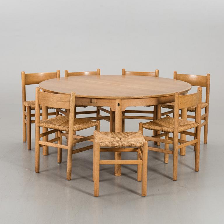 A BÖRGE MOGENSEN TABLE AND 6 OAK CHAIRS+ STOOL.