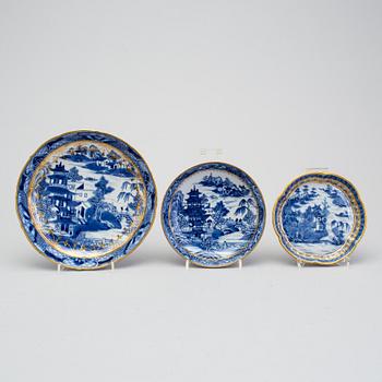 A Chinese export porcelain teapot and three dishes, circa 1800.