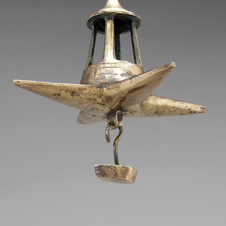 AN 18TH CENTURY BRONZE OIL LAMP.