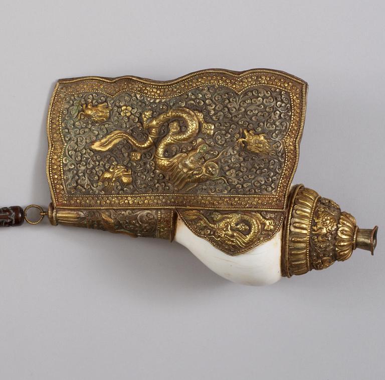 RITUELLT HORN av KONSNÄCKA, förgylld och försilvrad koppar. Tibet, Qing dynastin, 1800-tal.