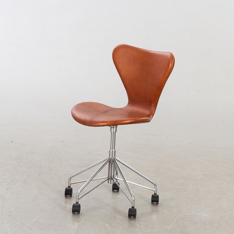 ARNE JACOBSEN, skrivbordsstol "Sjuan", för Fritz Hansen Danmark 1992.