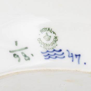 Servisdelar, 33 st, porslin, "Musselmalet", Royal Copenhagen, Danmark.