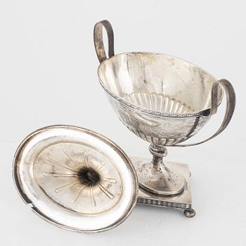 Carl Fredrik Carlman, sockerskål med lock, silver, sengustaviansk stil, Stockholm, 1904.