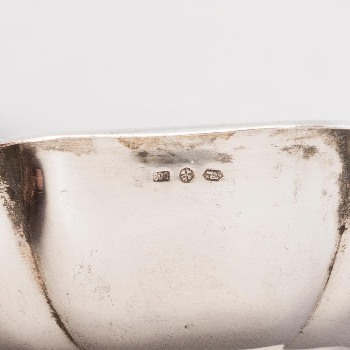 MALJOJA, 2 kpl, hopeaa, ja pikari, Wien Sheffield Kiina tms. Uushopea tarjotin, Ei huutokauppaan.