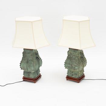 Bordslampor, ett par, brons. Kina, arkaiserande stil, 1900-tal.