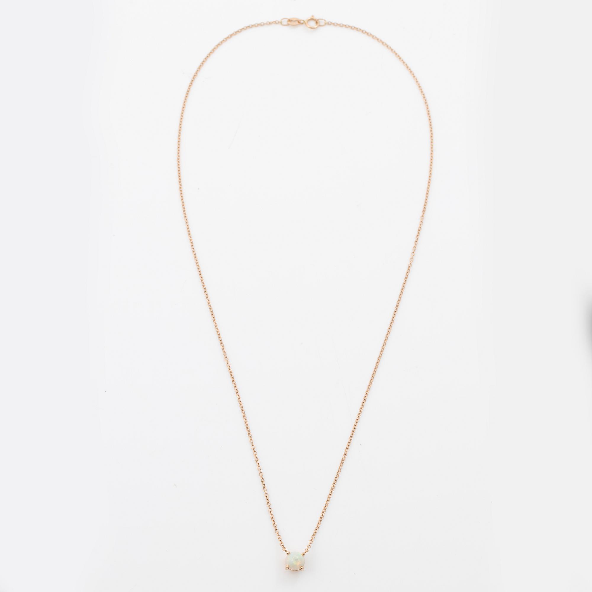 18K gold necklace with opal.