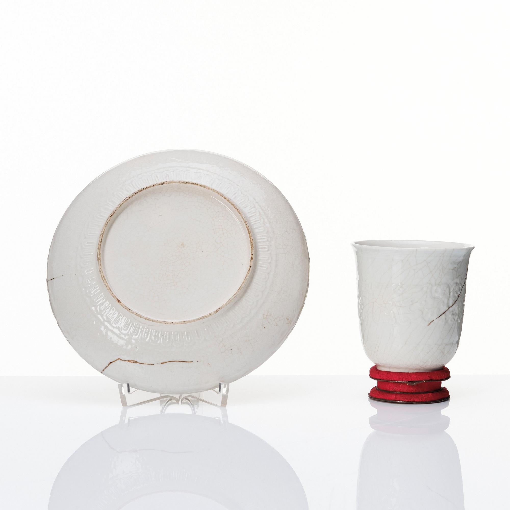 Kopp samt skålfat, blanc de chine. Kina, Qingdynastin, Kangxi (1662-1722).