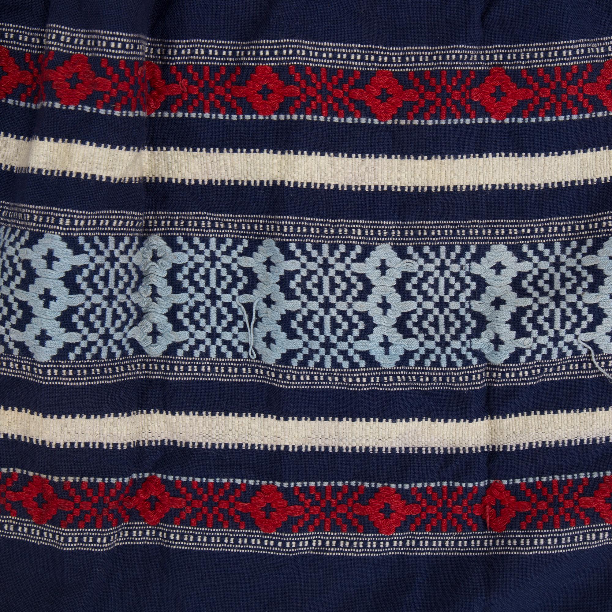 HÄLSINGEDRÄKT, 9 delar, bland annat broderad datering 1844.