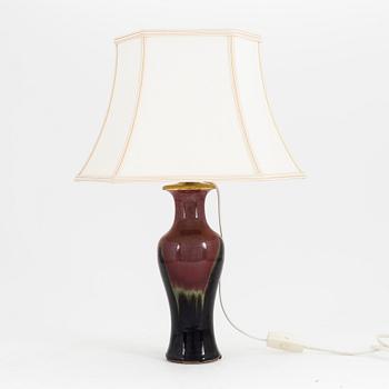 Vas/lampa, porslin. Sen Qingdynasti omkring 1900.