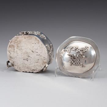 A Chinese export silver box with cover and tray by an unidentified maker, early 20th Century.