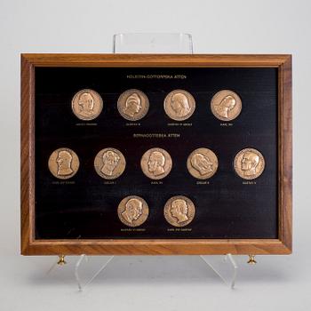 MEDALJER med tillhörande SCHATULL, 54 st, brons, Svenska Monarker, 1900-talets slut.