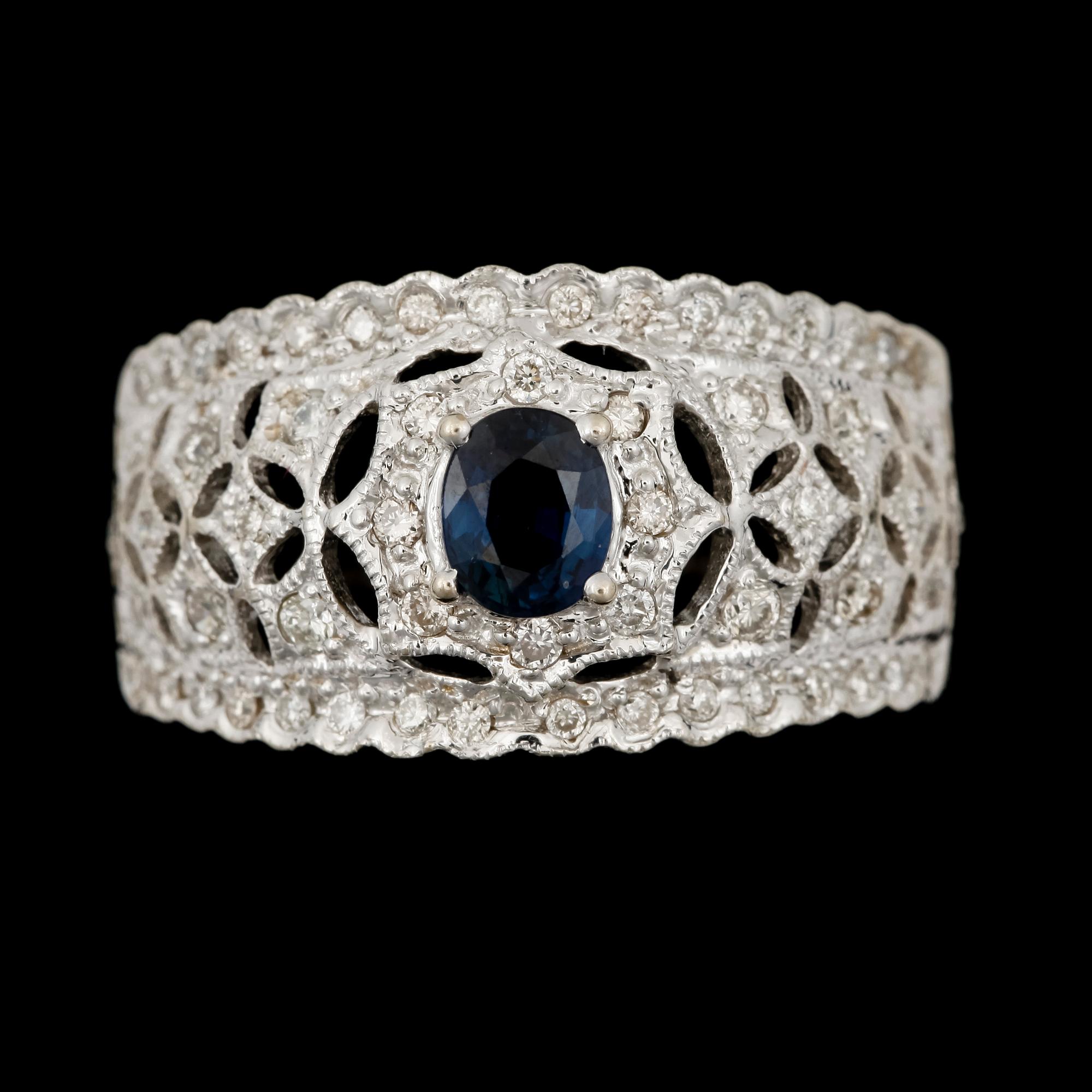 RING, 14k vitguld med oval safir samt micropavé av briljantslipade diamanter. Vikt ca 4,4 gram.
