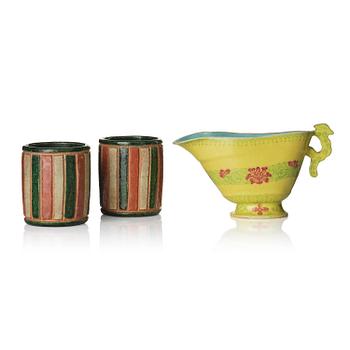 Koppar, två stycken, keramik samt kanna, porslin. Qing dynastin, 1800-tal.