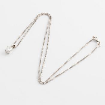 A pendant in 18K white gold with a princess-cut diamond.