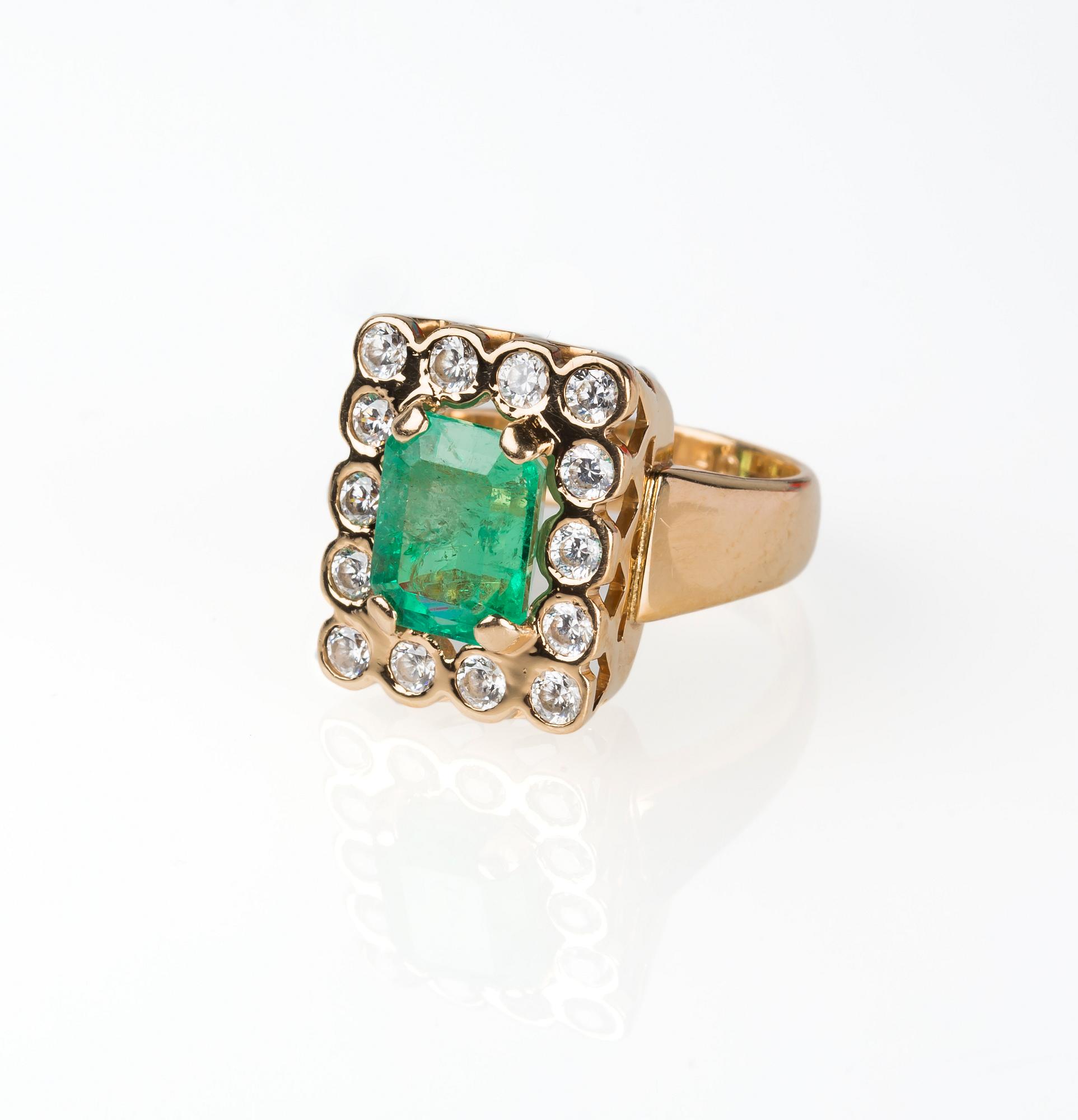 RING, 18K guld med trappslipad smaragd ca 3.00 ct samt vita safirer. Tore Pettersson, Gävle, 2001.