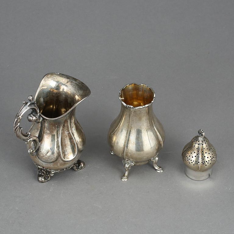 GRÄDDKANNA & SOCKERRUSKA, Silver, bland annat Bror Eric Skogsborg, Eskilstuna, 1864. Total vikt ca 263g.