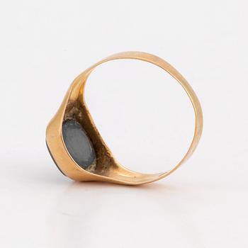 Sinettisormus hematiitilla.