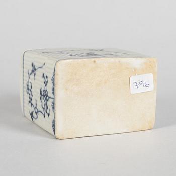 A blue and white porcelain tea caddy, around 1800.