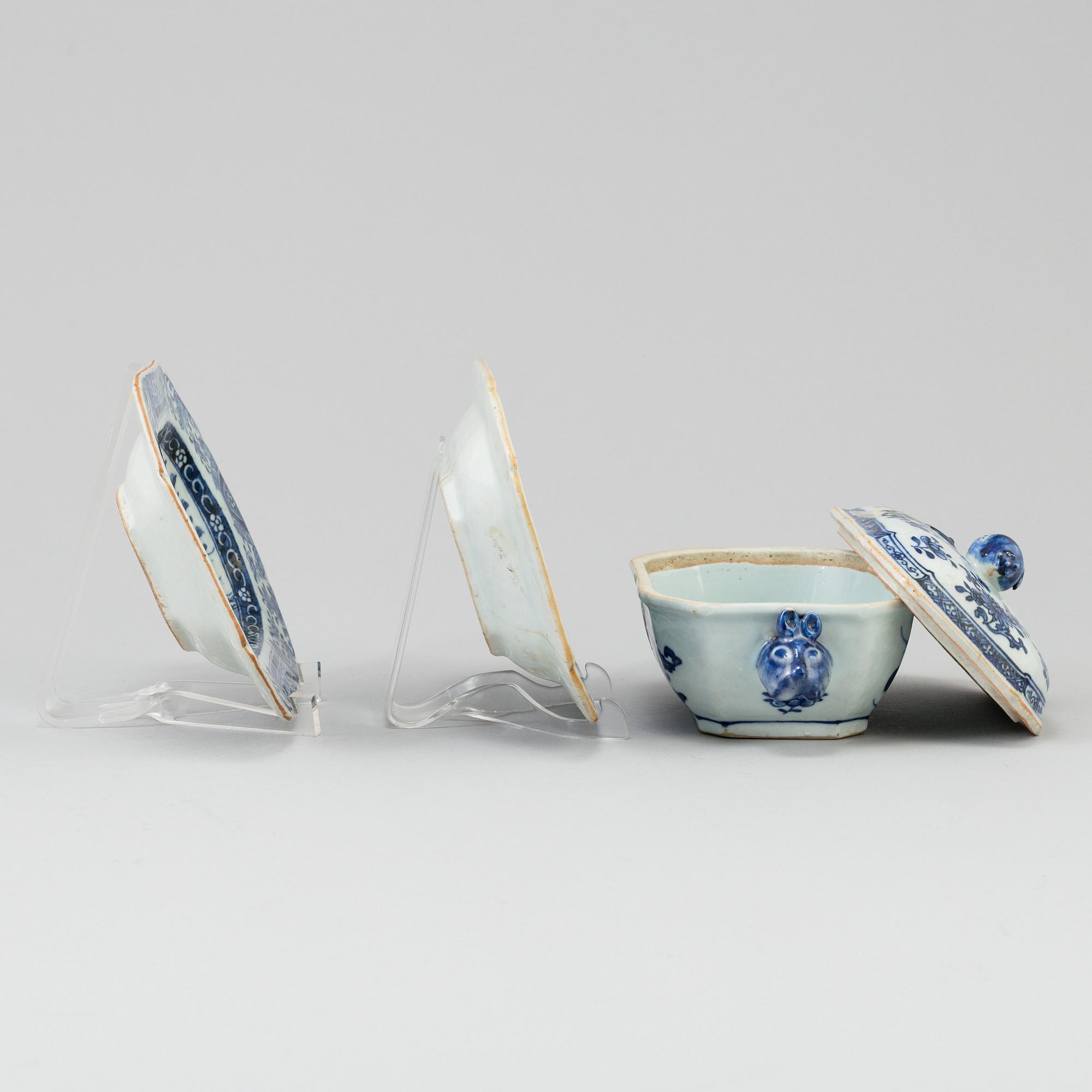 A Chinese blue and white export porcelain butter tureen with cover and two dishes, Qing dynasty, Qianlong (1736-95).