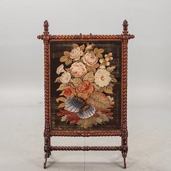 ELDSKÄRM, mahogny med korsstygnsbroderi. 1800-talets slut.