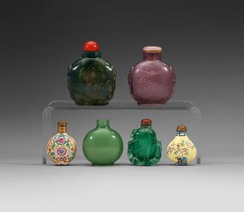 SNUSFLASKOR, sex stycken, sten, glas samt emalj på koppar. Qingdynastin (1644-1912).