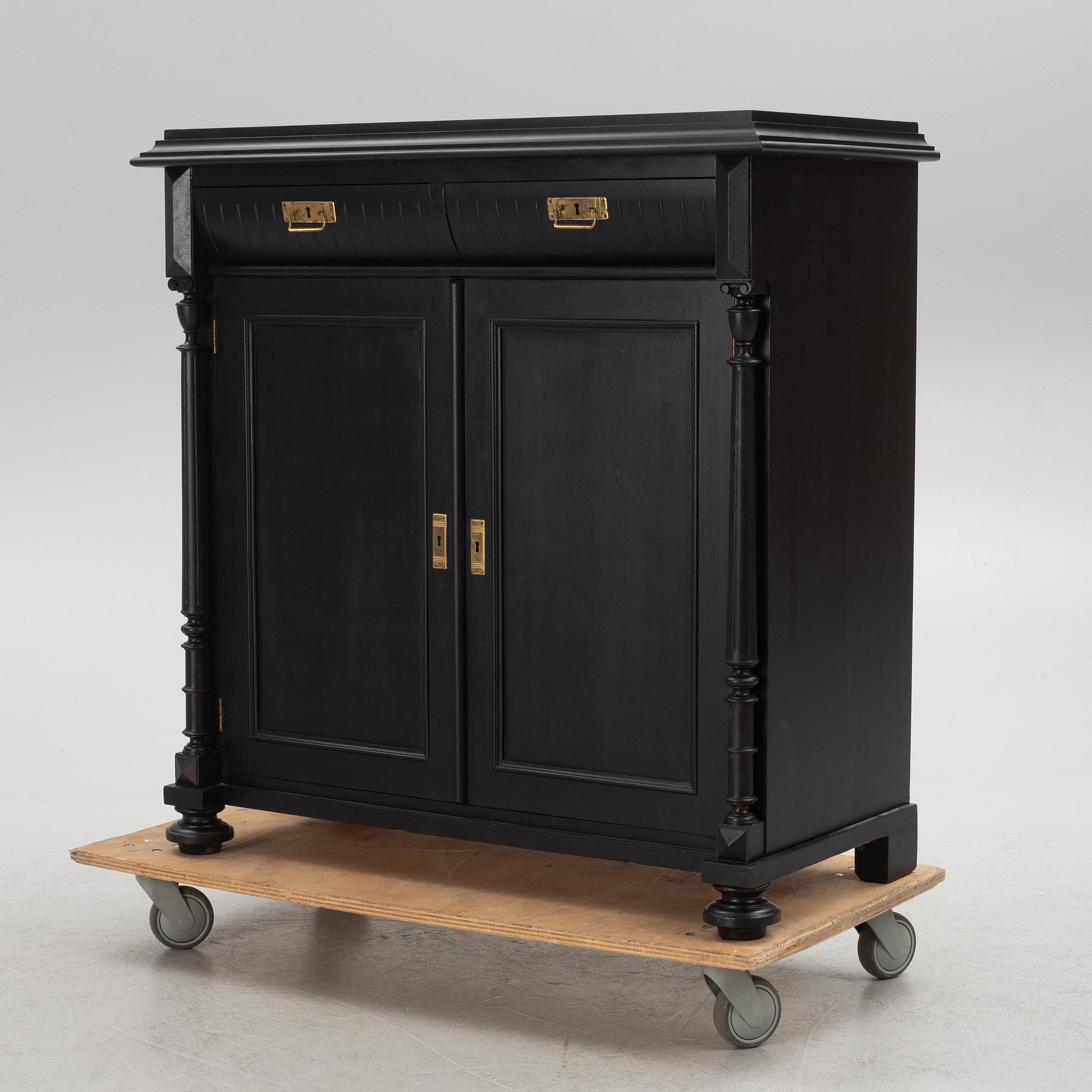 Sideboard/skänk omkring 1900.