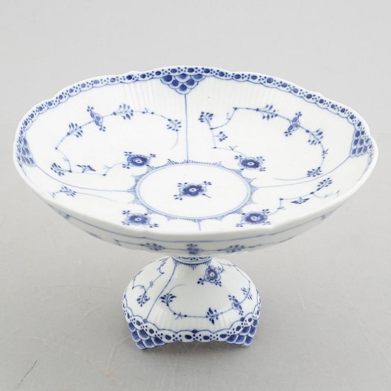 A 'Blue Fluted Half Lace' / 'Musselmalet' porcelain centerpiece dish, Royal Copenhagen, model 710, early 20th century.