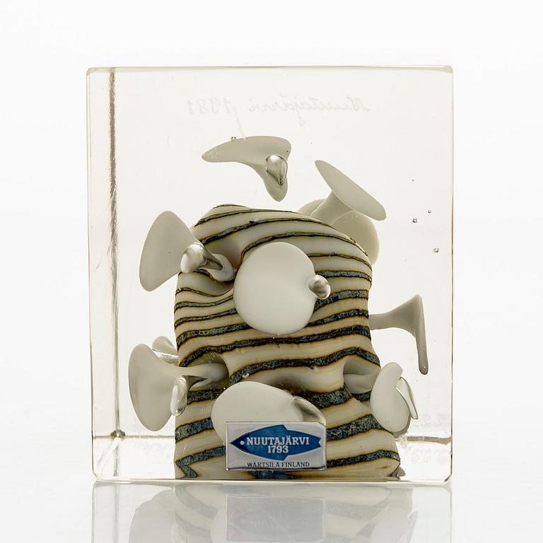 Oiva Toikka, årskub, signerad Oiva Toikka, Nuutajärvi 1981, numrerad 229/1000.