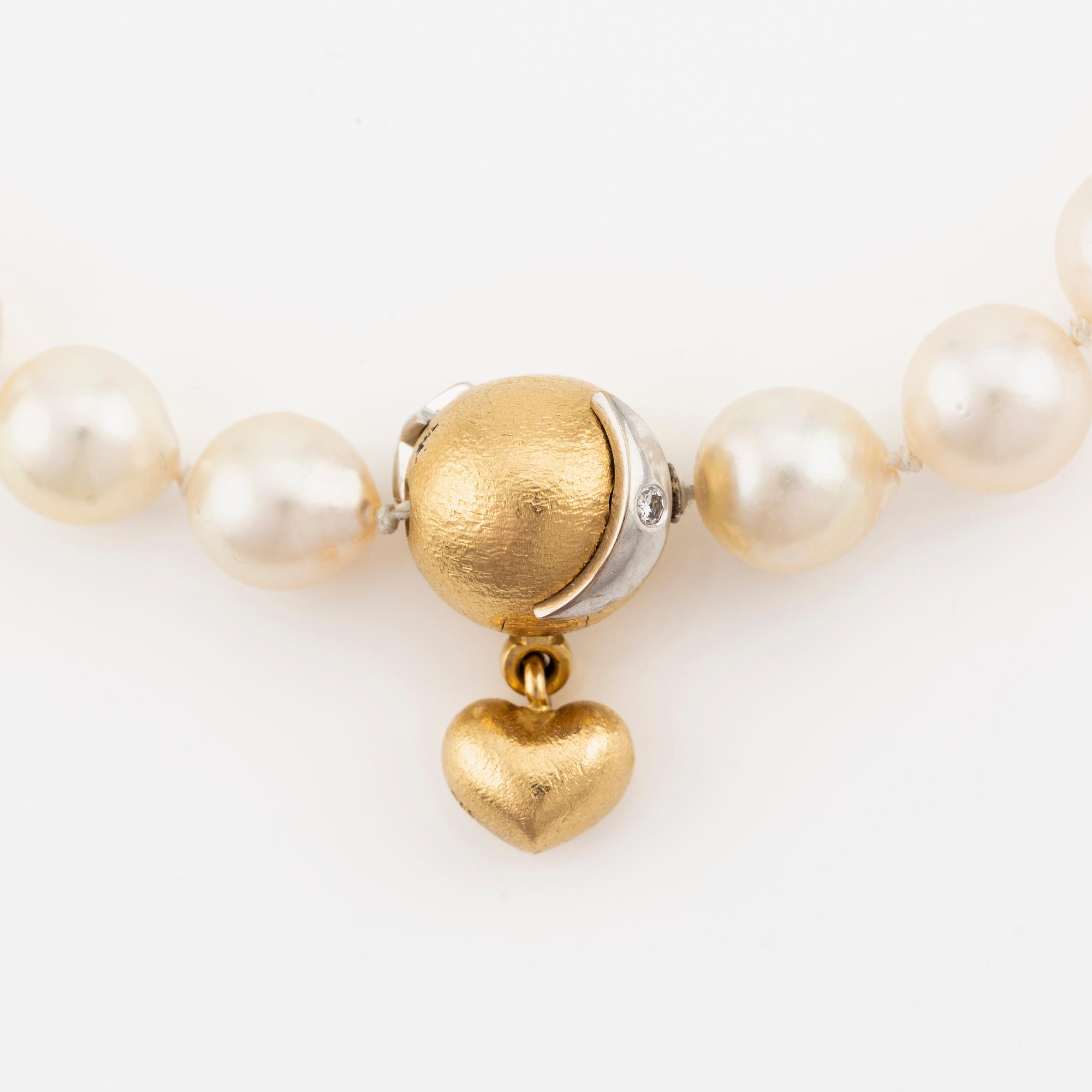 Ole Lynggaard collier odlade pärlor med lås och hänge 18K samt 14K guld och runda briljantslipade diamanter.