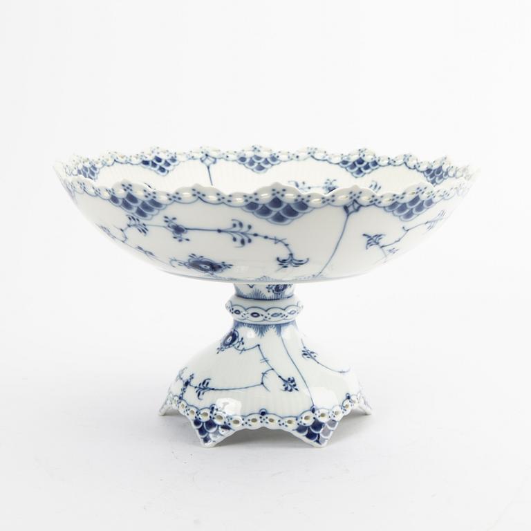 Bowl on foot Musselmalet Helblonde Royal Copenhagen 1974-78 porcelain.