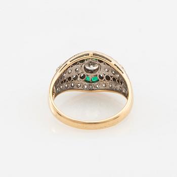 Ring in 18K gold set with round brilliant-cut diamonds and faceted emeralds, Art Deco, first quarter of the 20th century.