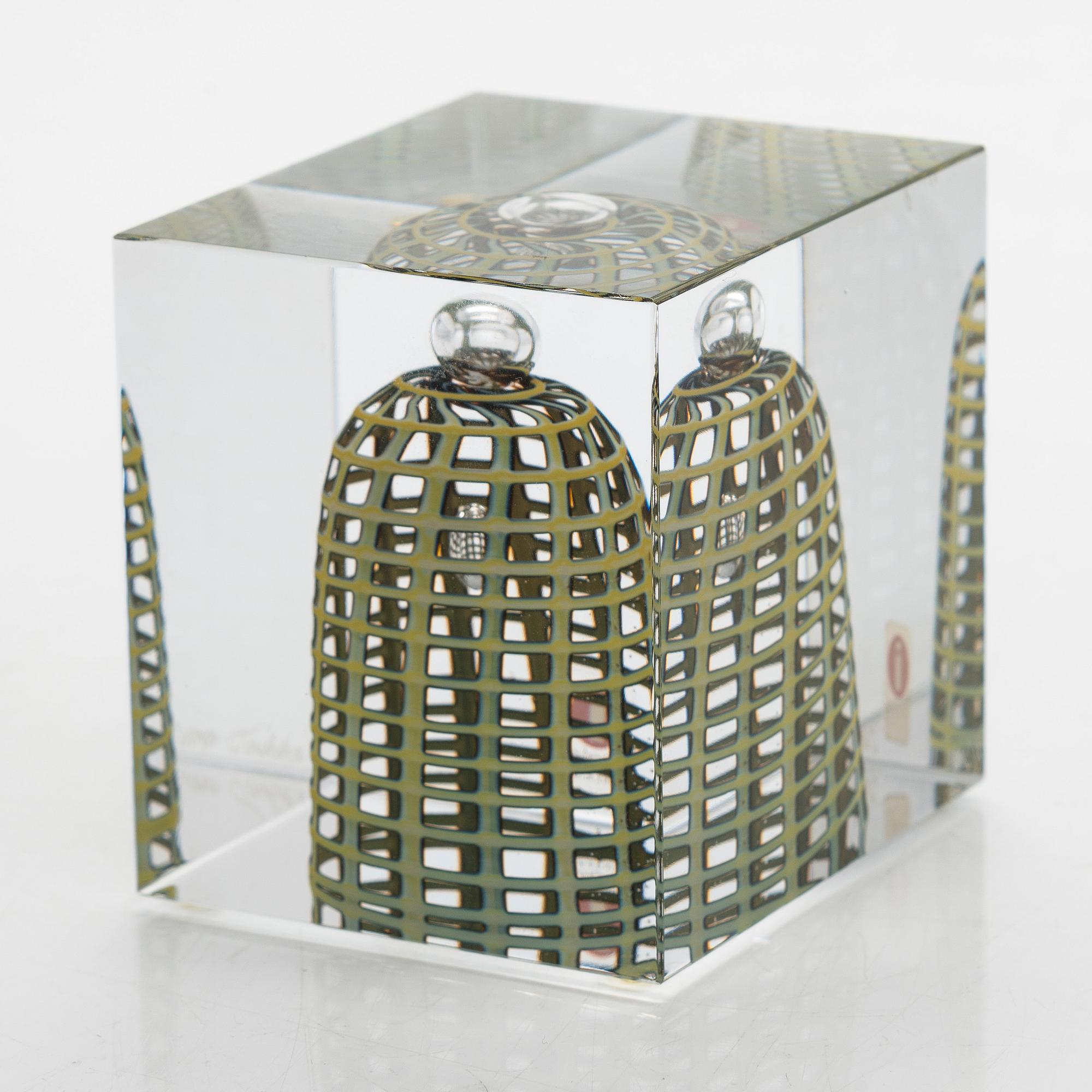Oiva Toikka, An annual cube, signed Oiva Toikka Nuutajärvi 2002 and numbered 71/2000.
